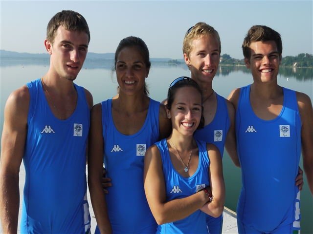 I ragazzi del 4 con sul pontile con il body della nazionale paralimpica